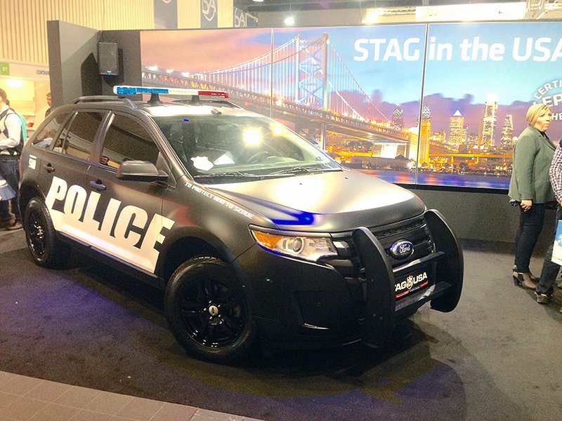 Autogāzes pārstāvji Varšavas izstādē pēta gāzes iekārtas.